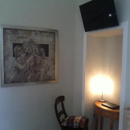 Domaine De Fauveau Bed and Breakfast